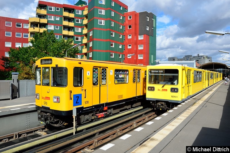 Bild: 570 (links) und 1074 (rechts) als U12 im Bahnhof Prinzenstr.