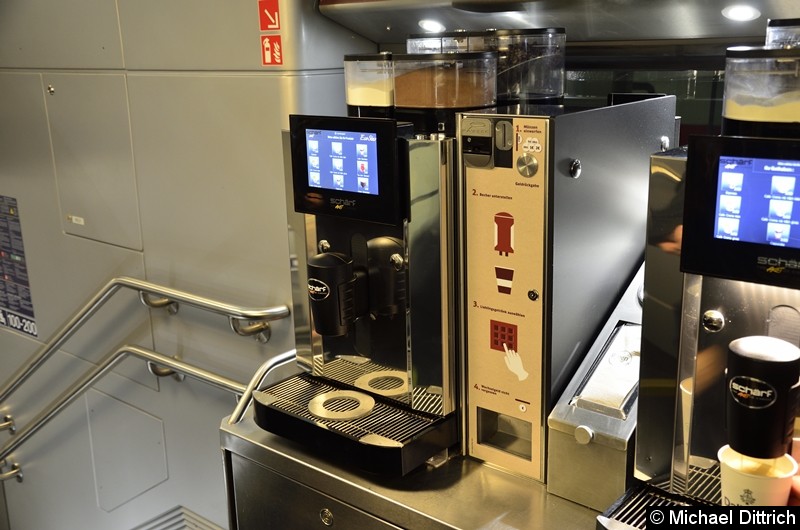 Bild: Als Reisecafe wird der gastronomische Service bezeichnet. Der Zug hat zwei solcher Bereiche. Ein Kaffee (groß) aus einem Pappbecher soll 3,50 € kosten.