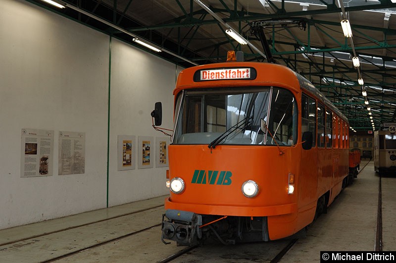 Bild: Arbeitswagen 756 mit Lore 765 in der Halle des Museumsbetriebshof Sudenburg.