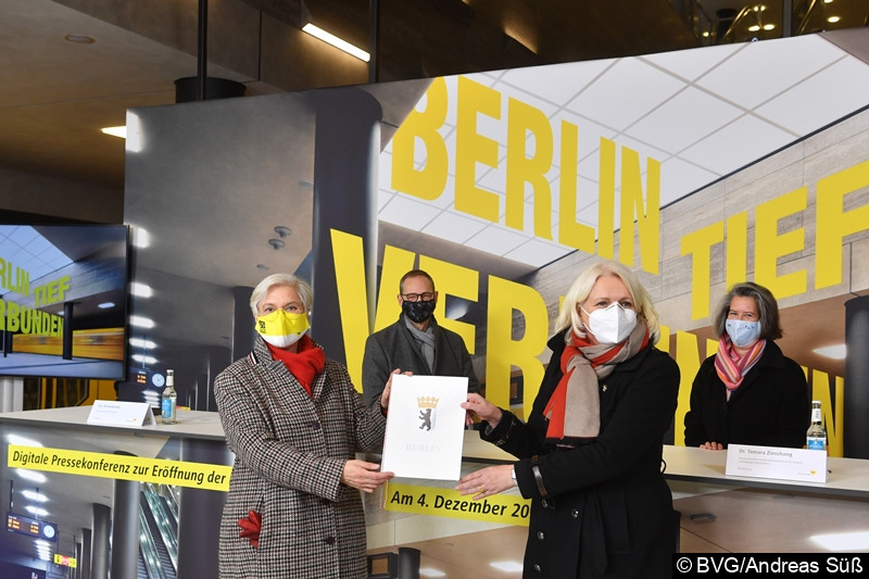 Bild: Übergabe der Betriebsurkunde durch die Senatorin für Umwelt, Verkehr und Klimaschutz, Regine Günther, an Eva Kreienkamp, Vorstandsvorsitzende der BVG.