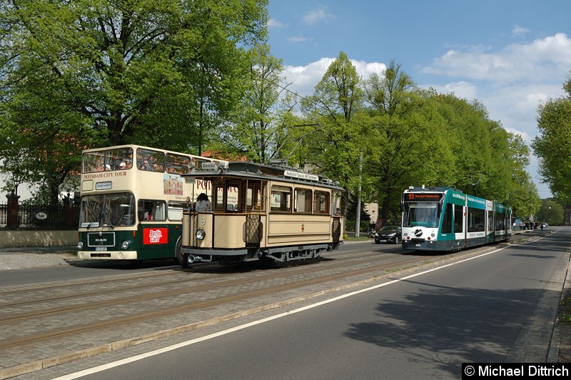 Bild: Wagen 9 in Höhe der ehem. Haltestelle Menzelstr., wo ein Bus der Stadtrundfahrten und Combino 405 an ihm vorbeifährt.