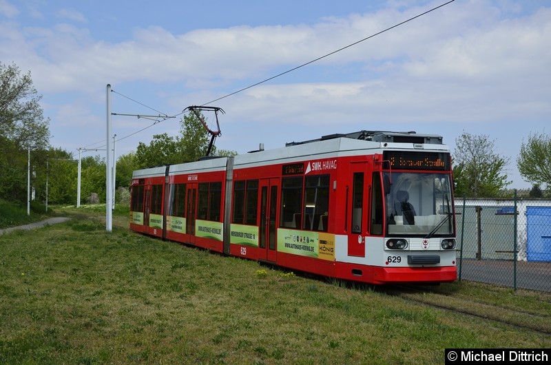 Bild: 629 erreicht als Linie 2 gerade die Wendeschleife an der Soltauer Straße.
