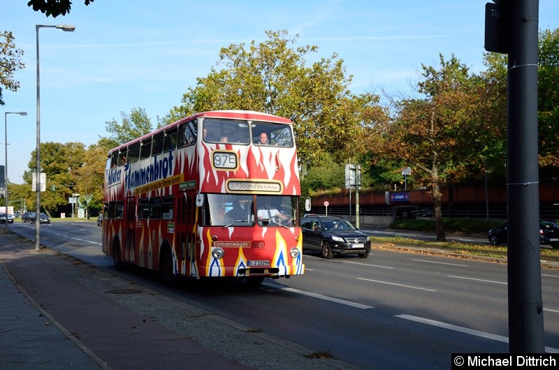 Bild: Aus Anlass des Straßenbahnfestes in Hakenfelde fuhr der 2329 als Linie 97E zum Rathaus Spandau.
