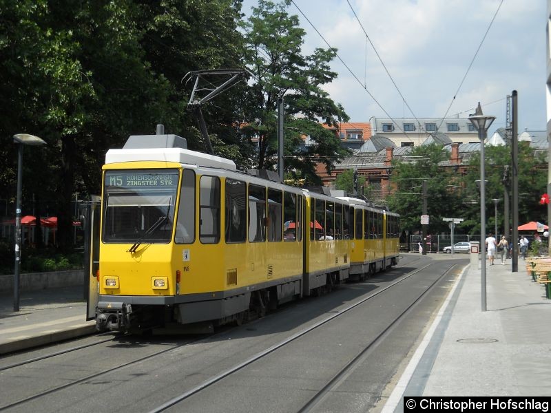 Bild: Tw 7069+7033 am Hackeschen Markt.