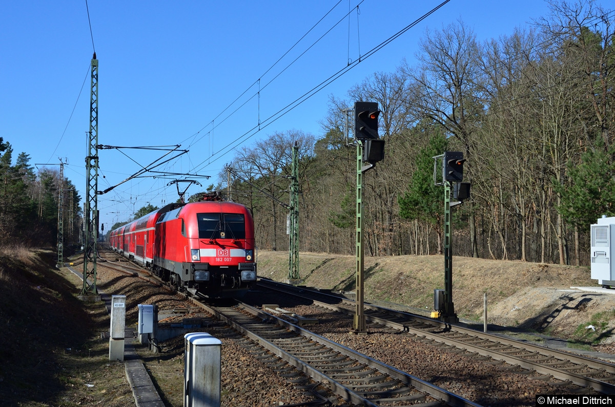 182 007-5 als RE 1 auf dem Weg nach Frankfurt (Oder) kurz vor der Einfahrt in Fangschleuse.