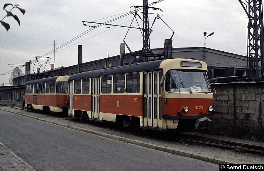 Inzwischen wurde die Straßenbahnlinie 35 in 15 umbenannt. 1982 fahren die Tw 1073 und 1074 am Betriebshof Merseburg vorbei Richtung Merseburg/Süd. 