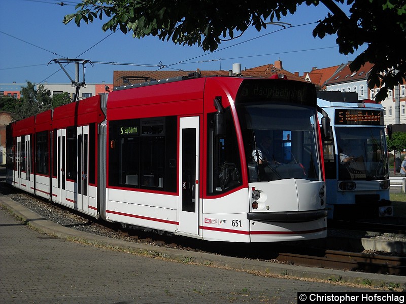 TW 651 bei seiner Ankunft in der Schleife Grubenstraße. TW 602 steht kurz vor seiner Abfahrt in Richtung Hauptbahnhof. Bild: TW 651 bei seiner Ankunft in der Schleife Grubenstraße. TW 602 steht kurz vor seiner Abfahrt in Richtung Hauptbahnhof.