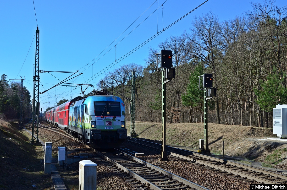 182 002-6 als RE 1 auf dem Weg nach Frankfurt (Oder).