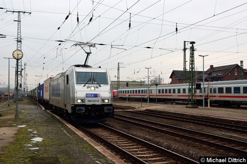 386 022-8 erreicht gerade die Bahnsteigkante des Bahnhofs Stendal um seine Reise in Richtung Magdeburg fortzusetzen. Bild: 386 022-8 erreicht gerade die Bahnsteigkante des Bahnhofs Stendal um seine Reise in Richtung Magdeburg fortzusetzen.