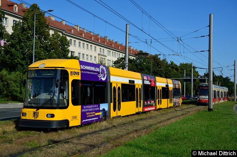 2588 als Linie 44 in der Grunaer Straße zwischen den Haltestellen Deutsches Hygiene-Museum und Pirnaischer Platz.