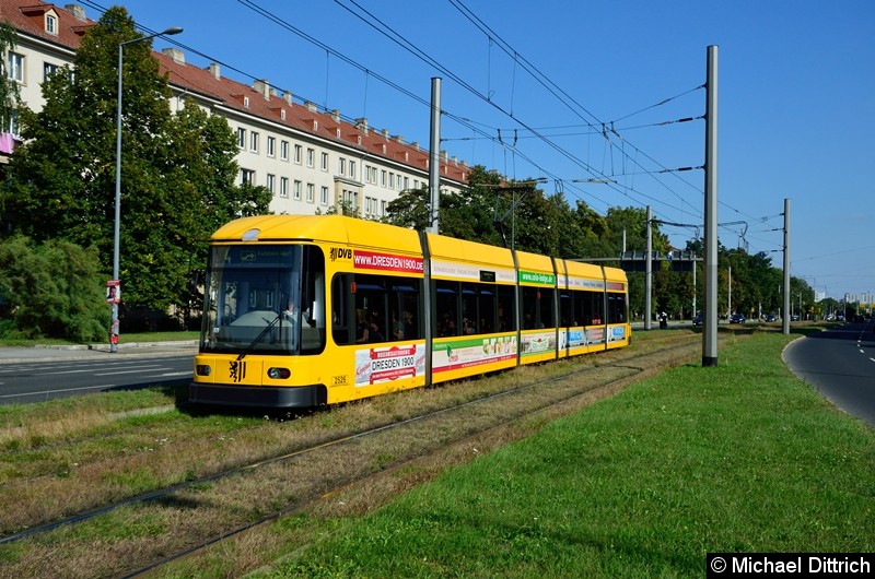 Bild: 2526 als Linie 4 in der Grunaer Straße zwischen den Haltestellen Deutsches Hygiene-Museum und Pirnaischer Platz.