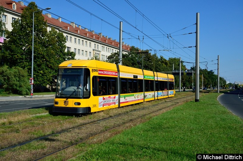 2526 als Linie 4 in der Grunaer Straße zwischen den Haltestellen Deutsches Hygiene-Museum und Pirnaischer Platz. Bild: 2526 als Linie 4 in der Grunaer Straße zwischen den Haltestellen Deutsches Hygiene-Museum und Pirnaischer Platz.