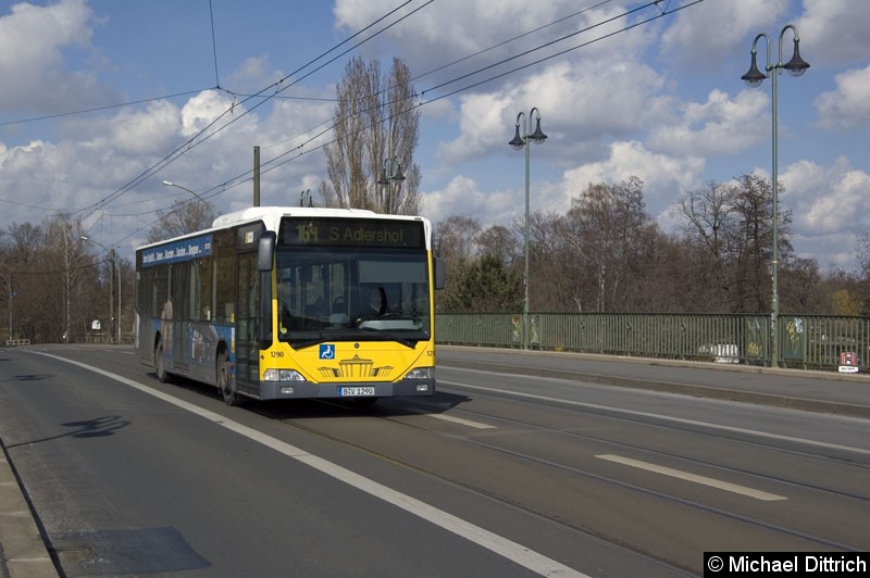 Bild: 1290 als Linie 164 auf der Dammbrücke.