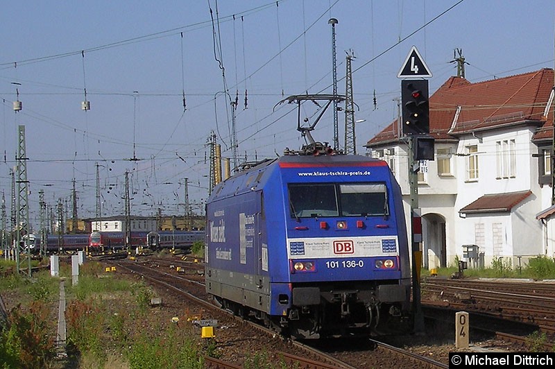 Bild: 101 136 war mit einem WM-Sonderzug aus Berlin nach Leipzig Hbf gekommen und rangiert hier gerade.