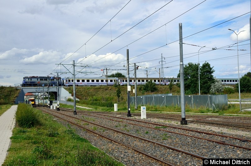 Bild: Die Straßenbahn hat die Brücke leider nicht ganz geschafft, als die Eisenbahn über selbige fuhr.
Die ex-Berliner KT4Dt 150 (7092) + 153 (7056) als Linie 8 auf dem Weg nach Turkosowa.