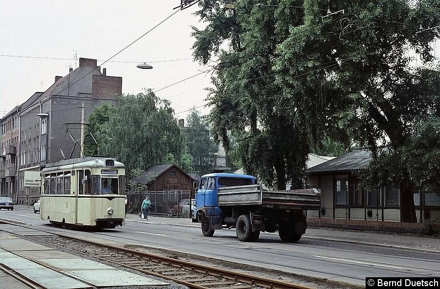 Das ist kein Wagen der Straßenbahn Rüdersdorf - Schöneiche ! Auch in Berlin gab es 1987 eine Linie 88: sie verkehrte mit Solo-Tw zwischen dem Betriebshof in der Nalepastraße und dem Bf. Schöneweide. Auf den im Vordergrund zu sehenden Gleisen verkehrte die Industriebahn Schöneweide, auch Bild: Das ist kein Wagen der Straßenbahn Rüdersdorf - Schöneiche ! Auch in Berlin gab es 1987 eine Linie 88: sie verkehrte mit Solo-Tw zwischen dem Betriebshof in der Nalepastraße und dem Bf. Schöneweide. Auf den im Vordergrund zu sehenden Gleisen verkehrte die Industriebahn Schöneweide, auch