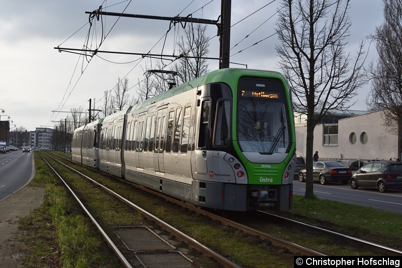 Bild: TW 3040+3013 als Linie 7 zwischen den Haltestellen Noltemeyerbrücke und Klingerstraße.