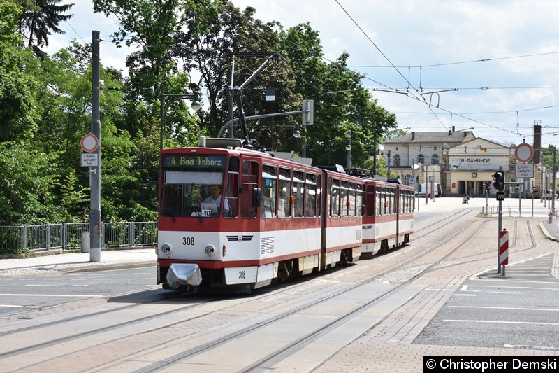 TW 308+311 als Linie 4 nach Bad Tabarz zwischen den Haltestellen Hauptbahnhof und Bahnhofstraße.