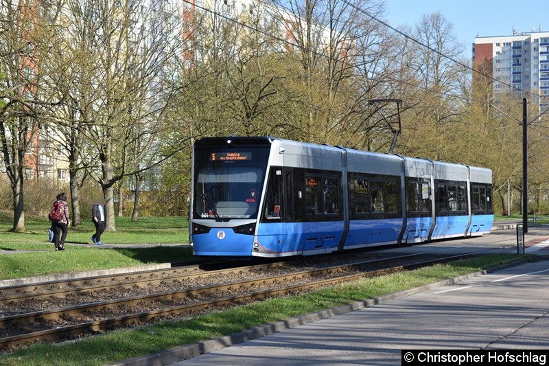 Bild: TW 601 beim Verlassen der Haltestelle Turkuer Str.