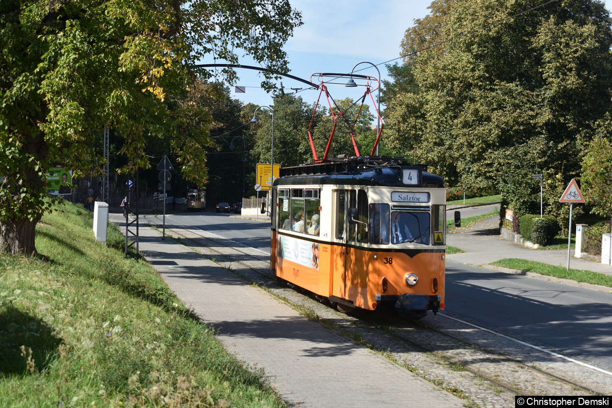 Tw 38 in der Bergstraße kurz vor der Haltestelle Nordstraße.