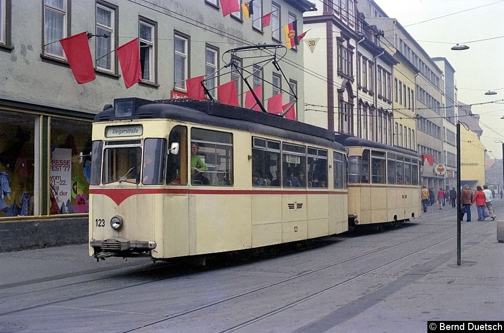 Bild: Eine Linie 5 mit Tw 123 und Reko-Bw in der Bahnhofstraße.