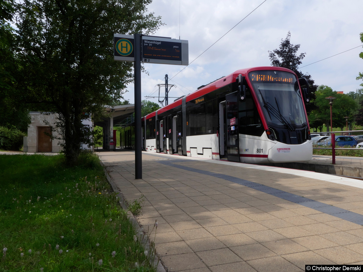 Bild: TW 801 als Linie 2 an der Haltestelle Wiesenhügel.