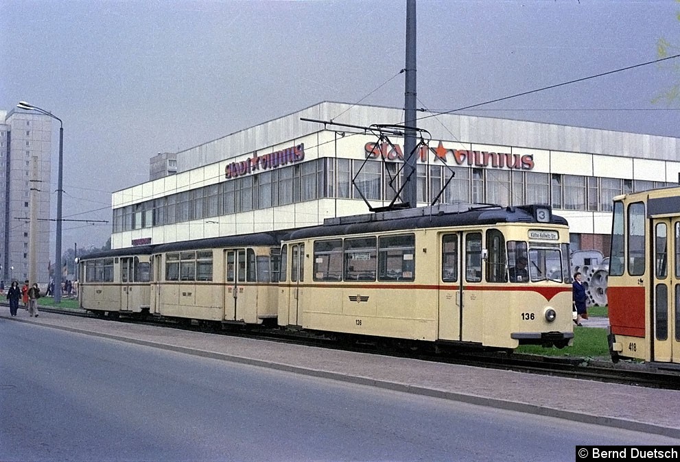 Bild: Ein weiterer Dreiwagenzug an der Endstation an der Straße der Völkerfreundschaft (1977). Bei dem Tw 136 handelt es sich um das 
Gotha-Nachfolgemodell 
