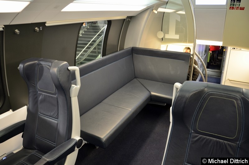 Bild: Blick auf die Sitzecke in der 1. Klasse.
Ob man da von Rostock bis Dresden darauf sitzen möchte, muss jeder selbst wissen.