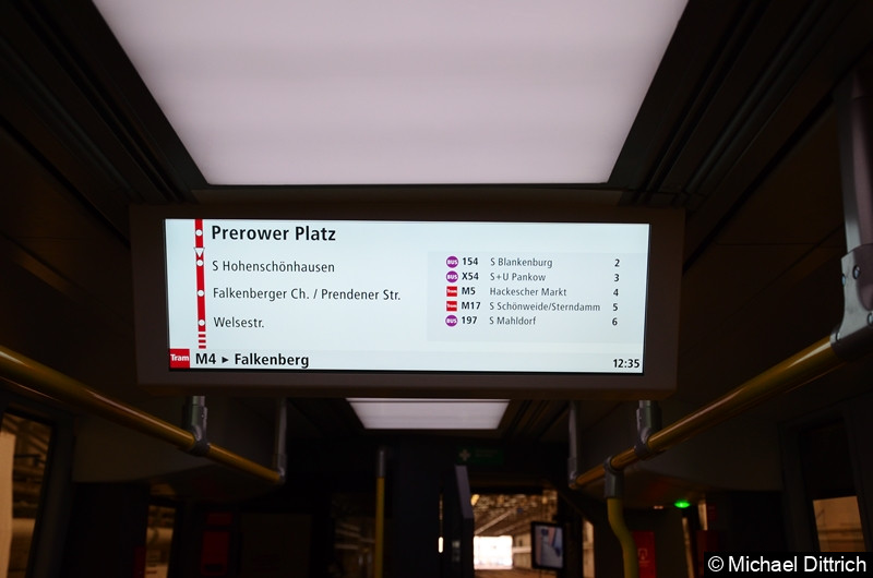 Bild: Neu ist der größere Monitor für die Fahrgastinfo.