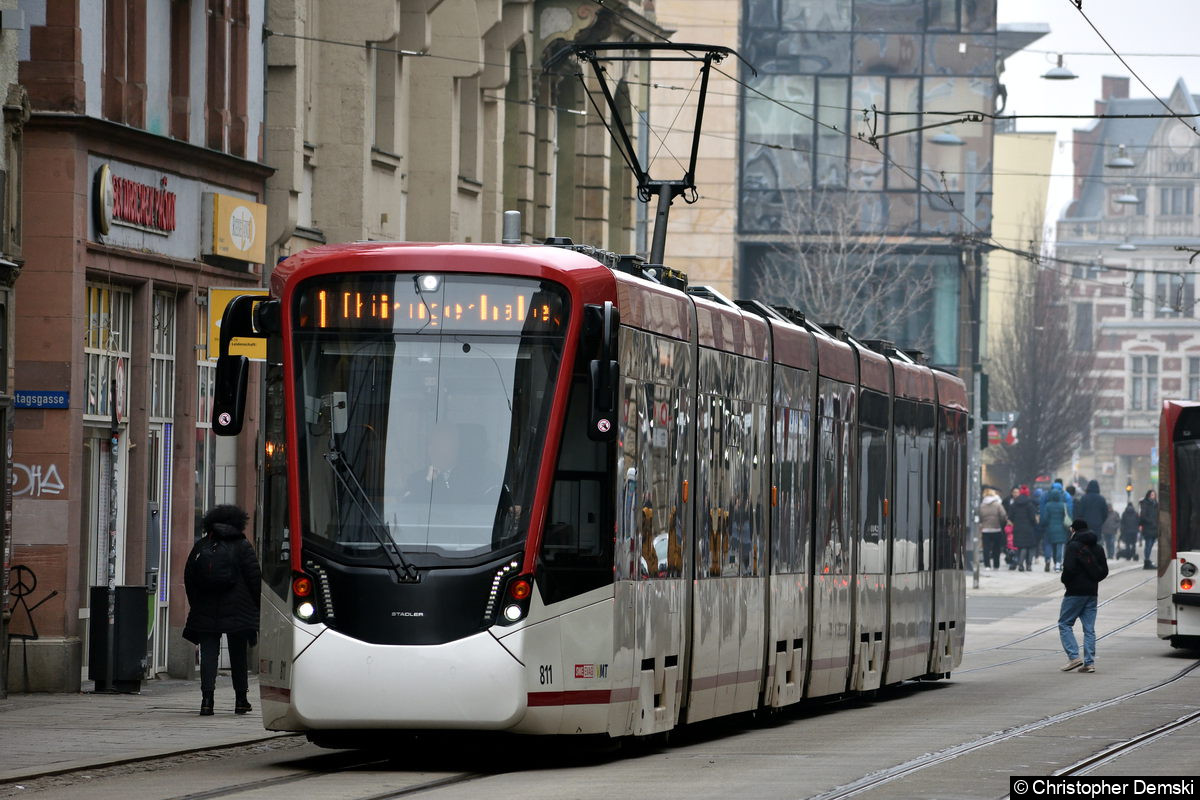 Tw 811 als Linie 1 in Richtung Thüringenhalle in der Bahnhofstraße.