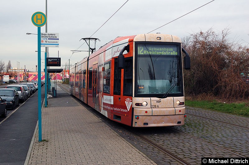 228 als Linie 12 an der Haltestelle Hugo-Junkers-Str./Schleife. Bild: 228 als Linie 12 an der Haltestelle Hugo-Junkers-Str./Schleife.