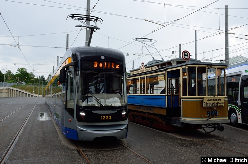 Bild: Links der XXL 1223 und daneben der historische Triebwagen 809.