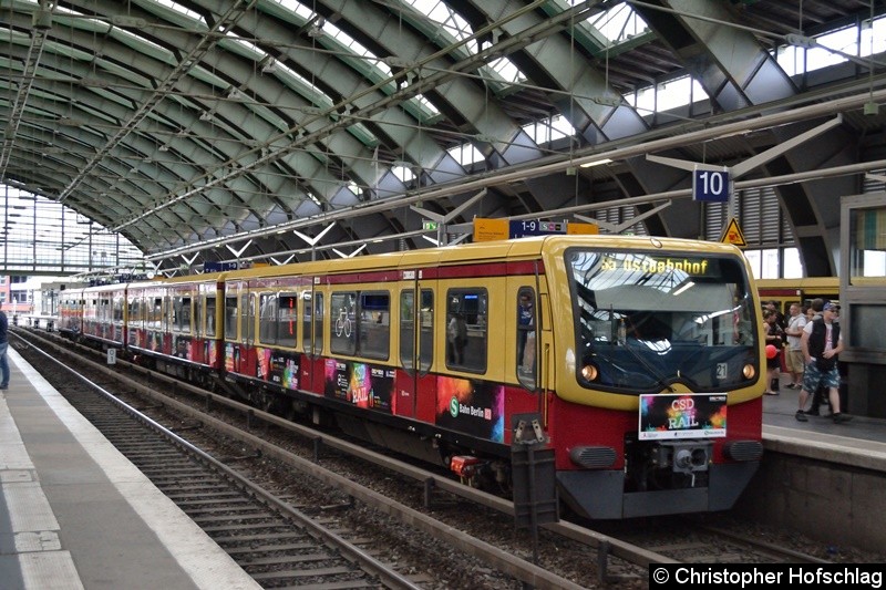 Als CSD on the Rail verkehrte dieser Sonderzug als Linie S5 zwischen den Bahnhöfen Ostbahnhof und Charlottenburg.
Mit diesem Zug wirbt die S-Bahn für Toleranz und Akzeptanz. Bild: Als CSD on the Rail verkehrte dieser Sonderzug als Linie S5 zwischen den Bahnhöfen Ostbahnhof und Charlottenburg.
Mit diesem Zug wirbt die S-Bahn für Toleranz und Akzeptanz.