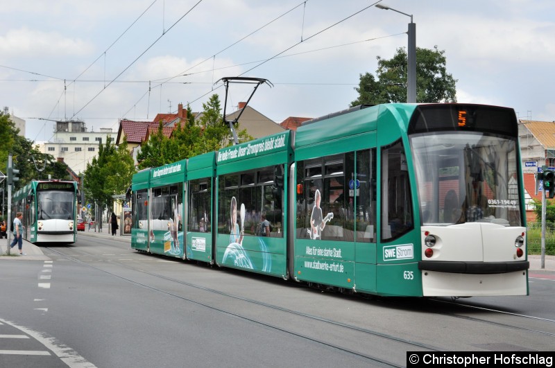 TW 635 auf der Linie 5 in Richtung Zoopark und TW 631 auf der Linie 1 in Richtung Thüringenhalle. Bild: TW 635 auf der Linie 5 in Richtung Zoopark und TW 631 auf der Linie 1 in Richtung Thüringenhalle.