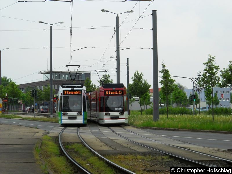 TW 611 beim Verlassen der Haltestelle Riethstraße und TW 607 bei der Einfahrt Riethstraße. Bild: TW 611 beim Verlassen der Haltestelle Riethstraße und TW 607 bei der Einfahrt Riethstraße.