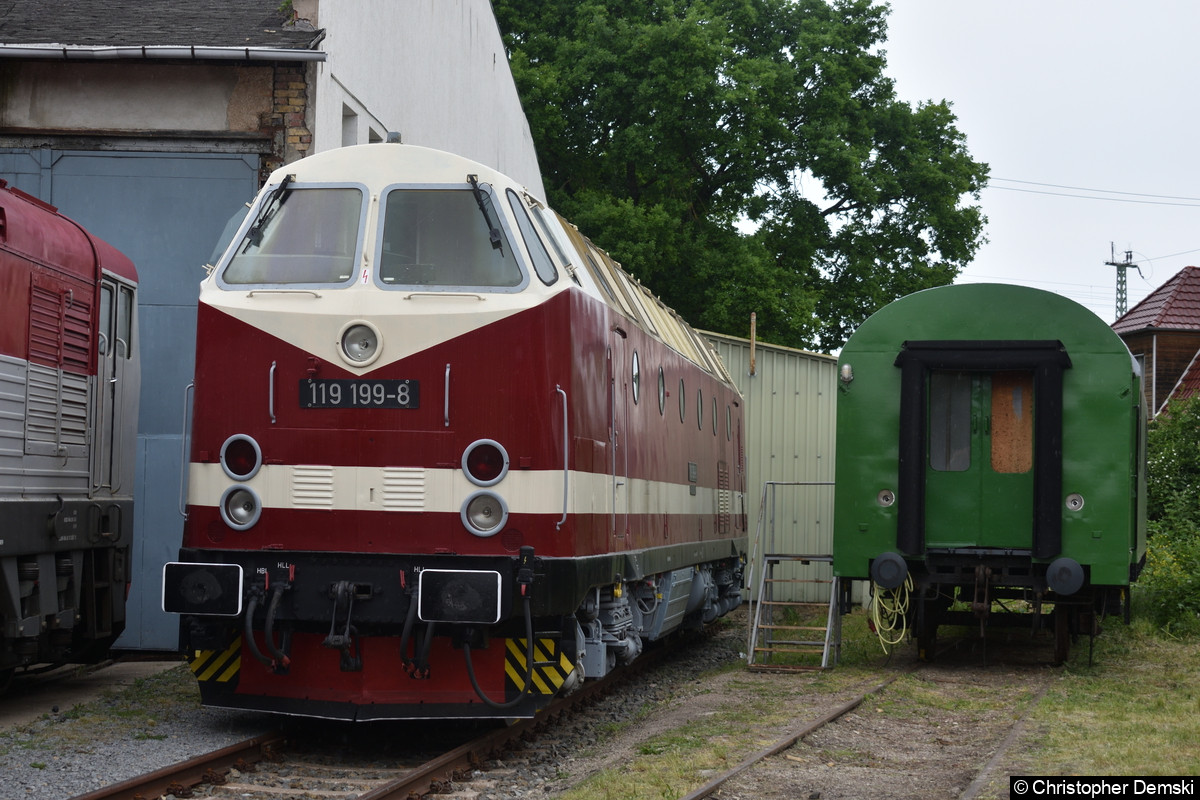 Bild: 119 199-8 steht eben den Lokschuppen im Eisenbahnmuseum Weimar.