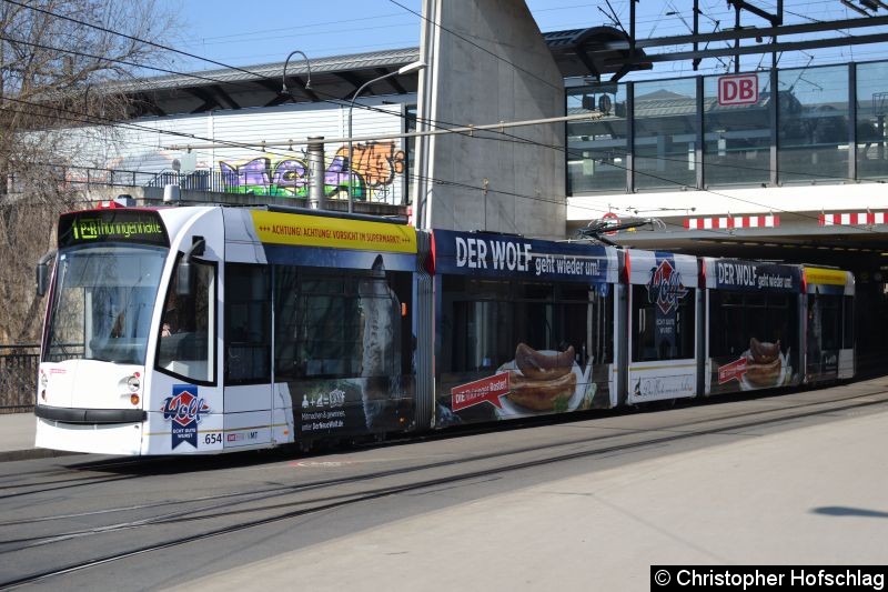 Bild: TW 654 als Linie 1 am Stadtparkkopf/Hauptbahnhof.