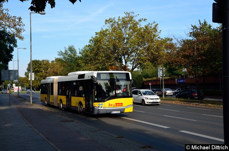 4228 als Linie X33 auf dem Altstädter Ring in Richtung Rathaus Spandau.