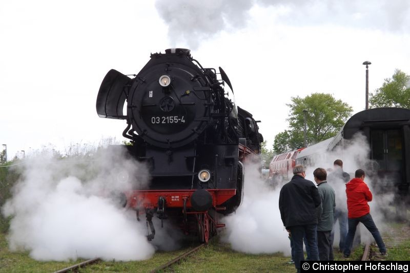 Bild: 03 2155 nebelt die Zuschauer ein.