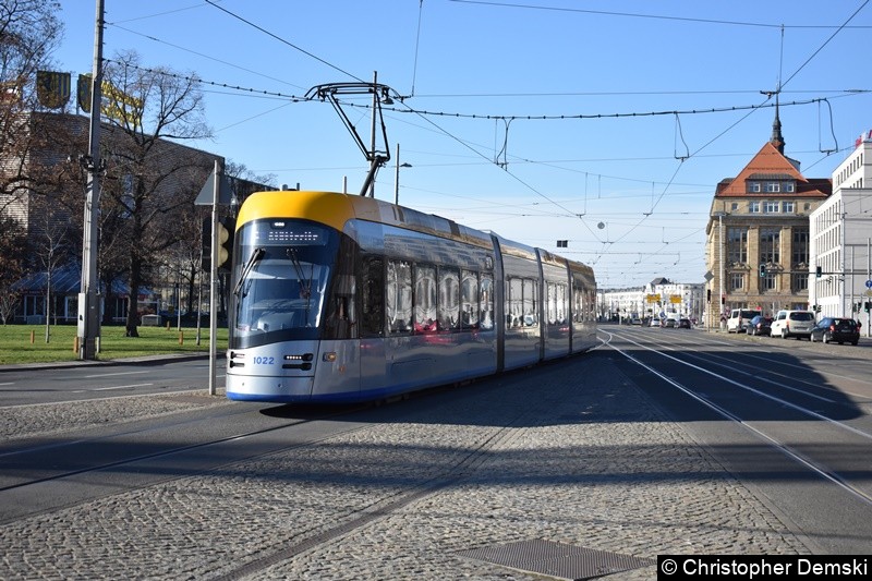 TW 1022 als Linie 4 kurz vor der Haltestelle Hauptbahnhof
