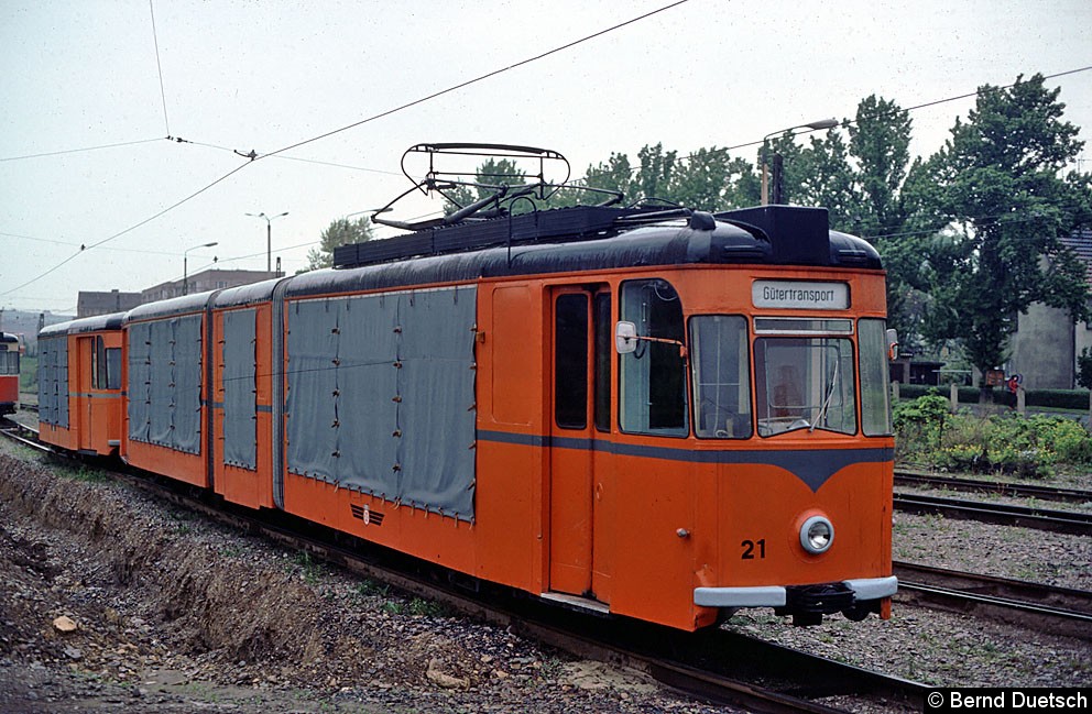 Auch einige andere Straßenbahnfahrzeuge wurden an diesem Tag abgelichtet. Hier ist ein im Jahr 1982 wieder in Betrieb genommener Güter- 
Straßenbahnzug im Betriebshofgelände zu sehen. Güter-Tw 21 ist aus dem Gotha-Gelenkwagen 185 entstanden.