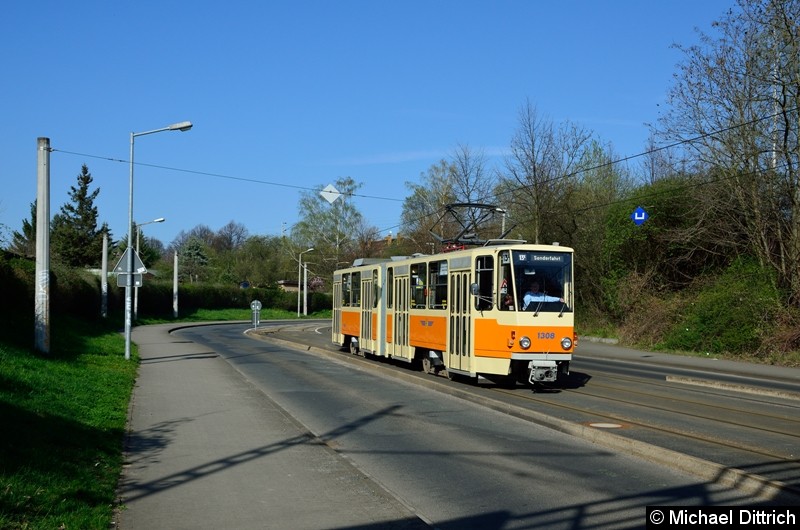 1308 in der Wurzner Str. kurz vor den Eisenbahnbrücken.