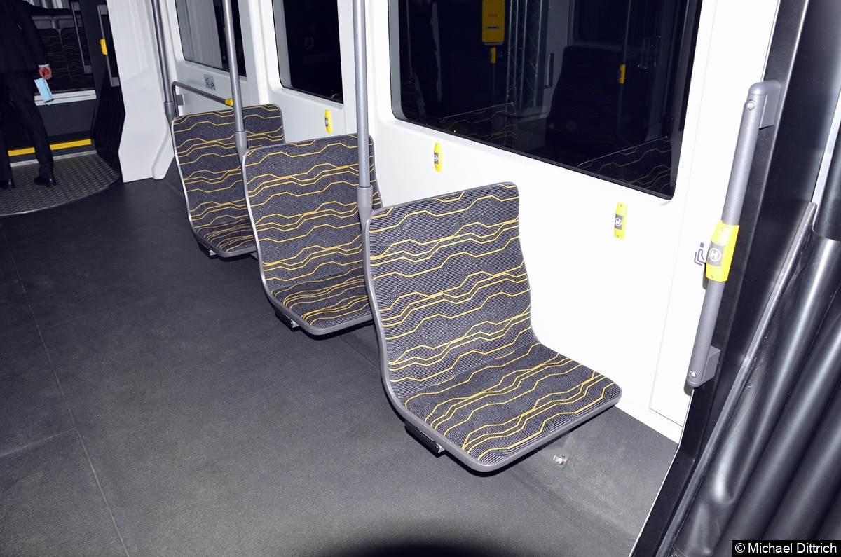 Bild: Blick auf eine Reihenbestuhlung mit Einzelsitzen.
