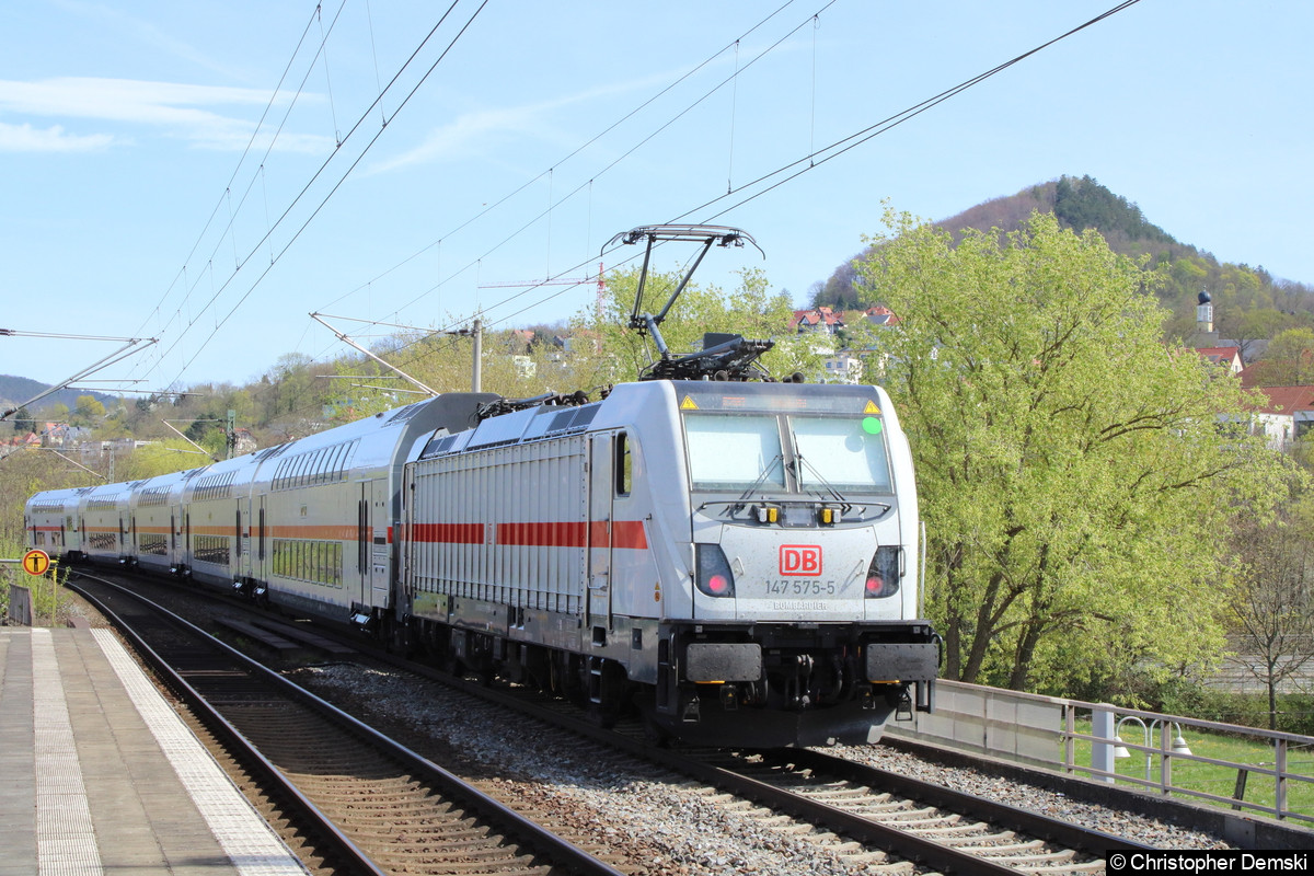 Bild: 147 575-5 mit einen IC2 beim Verlassen des Bahnhofs Jena Paradies.