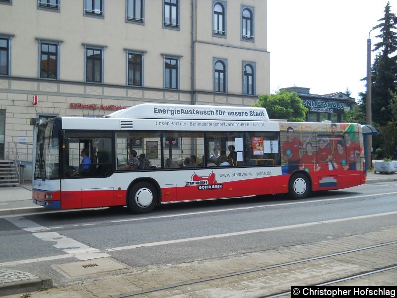 Bus 274 auf der Linie F an der Huttenstraße. Bild: Bus 274 auf der Linie F an der Huttenstraße.