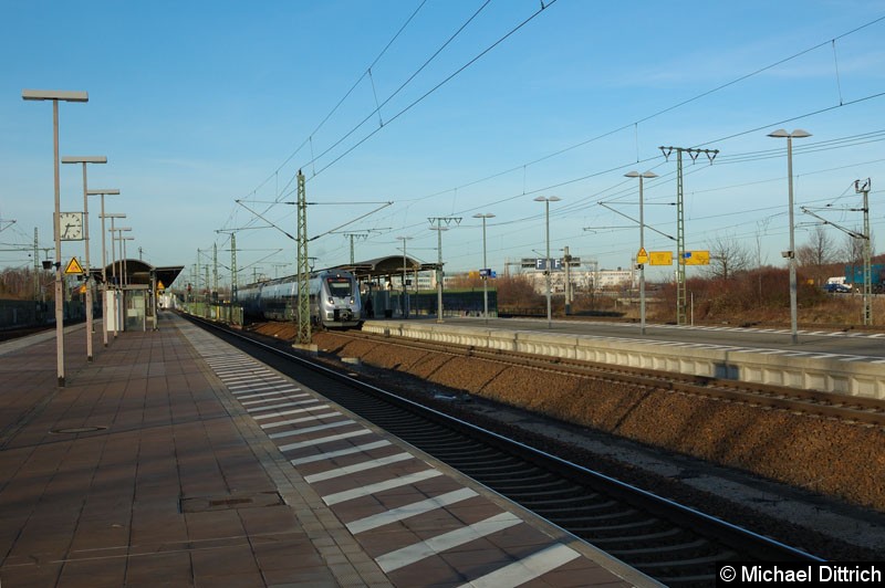 Bild: Als S5X nach Zwickau Hbf. steht der 1442 616 und 1442 113 im Bahnhof Leipzig Messe.