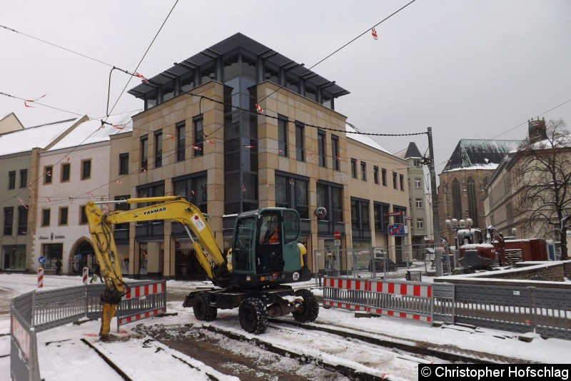 Bild: Zur Zeit werden die Gleise der Stadtbahn frei gelegt.