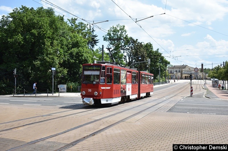 TW 310 als Linie 1 bei der Überfahrt der Kreuzung Bebelstraße/Bahnhofstraße.