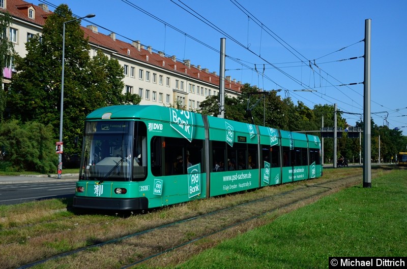 2539 als Linie 4 in der Grunaer Straße zwischen den Haltestellen Deutsches Hygiene-Museum und Pirnaischer Platz.