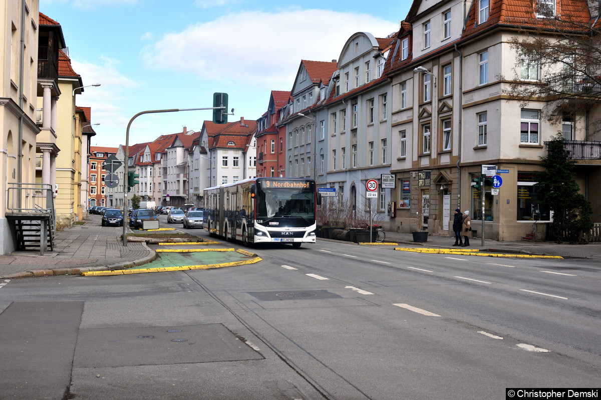 Wagen 538 als Linie 9 in der Clara-Zetkin Straße.